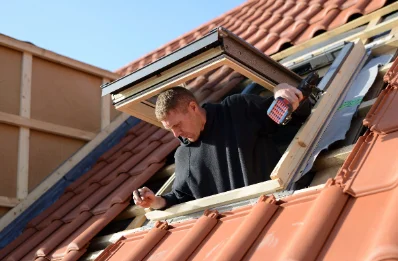 Pose de fenêtres de toit Velux à Pizieux